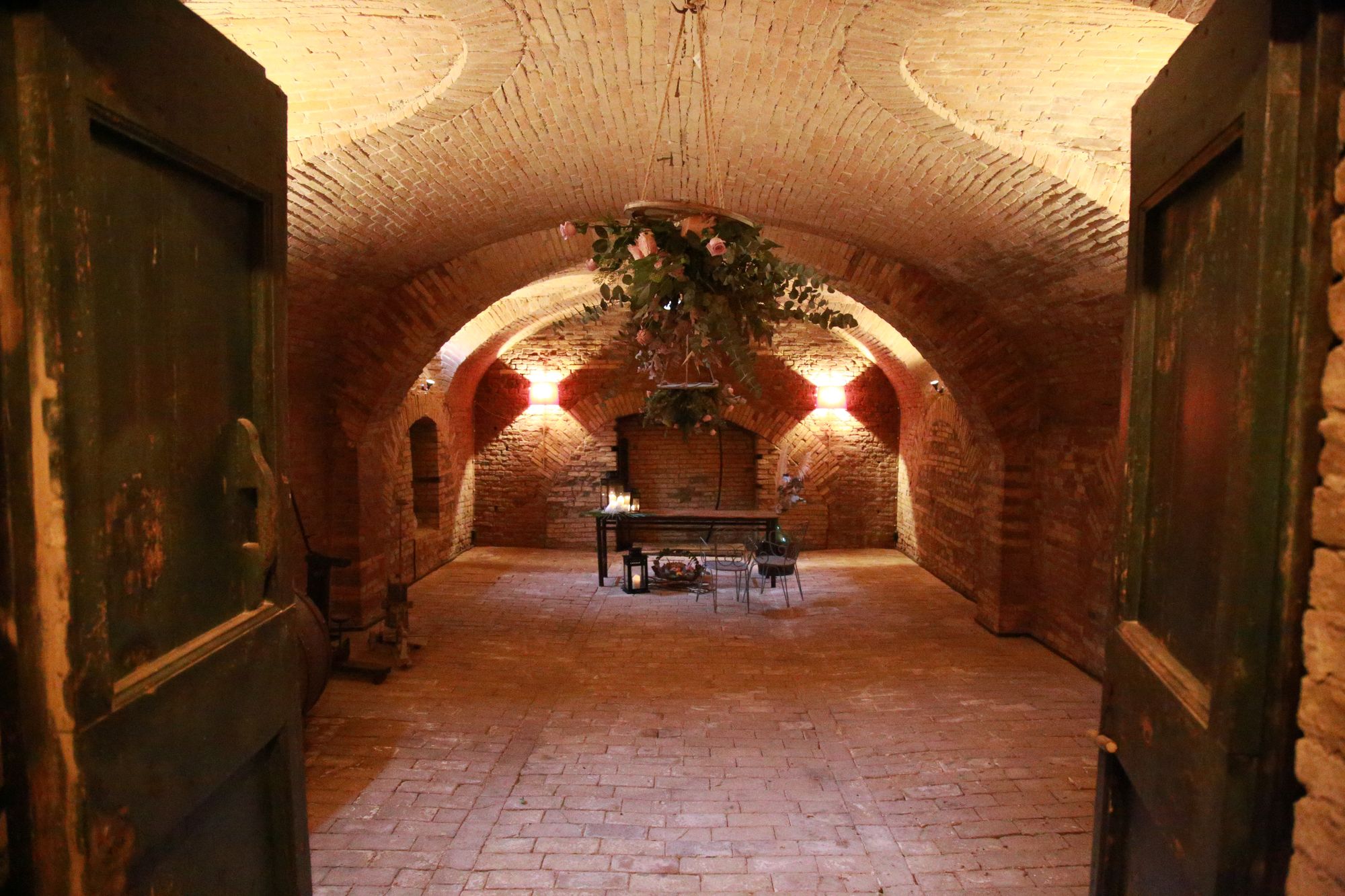 L'ingresso della Cantina del Convento con le antiche porte in legno spalancate