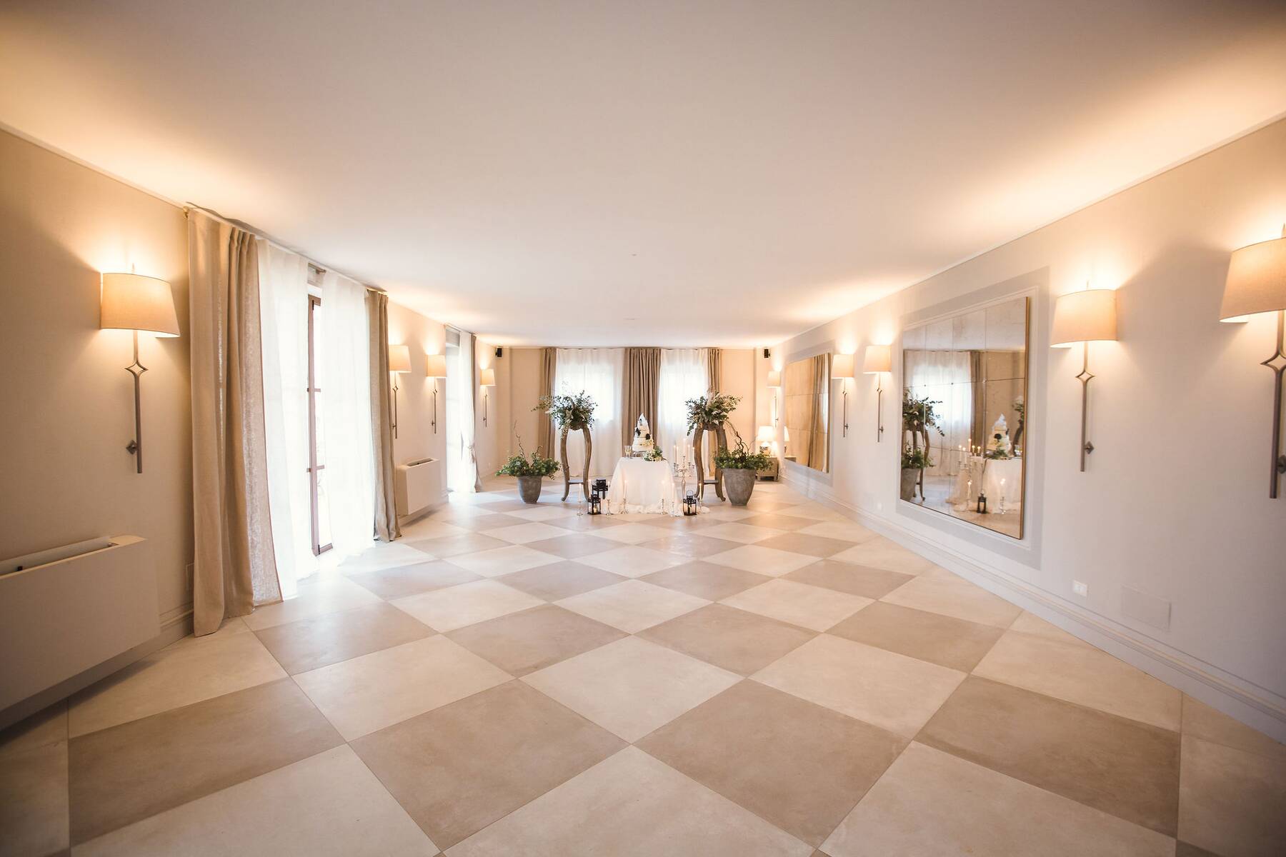 Il Salone degli Specchi allestito con il tavolo della torta tra gli specchi anticati