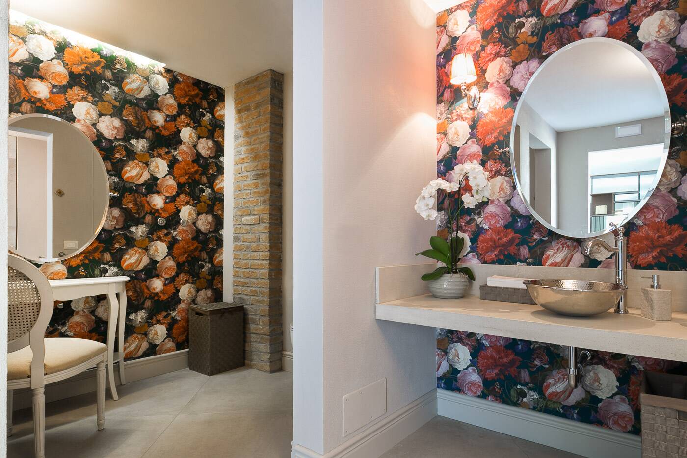 Toilette donna con carta da parati floreale nei toni del rosa, due ambienti affiancati con specchio rotondo