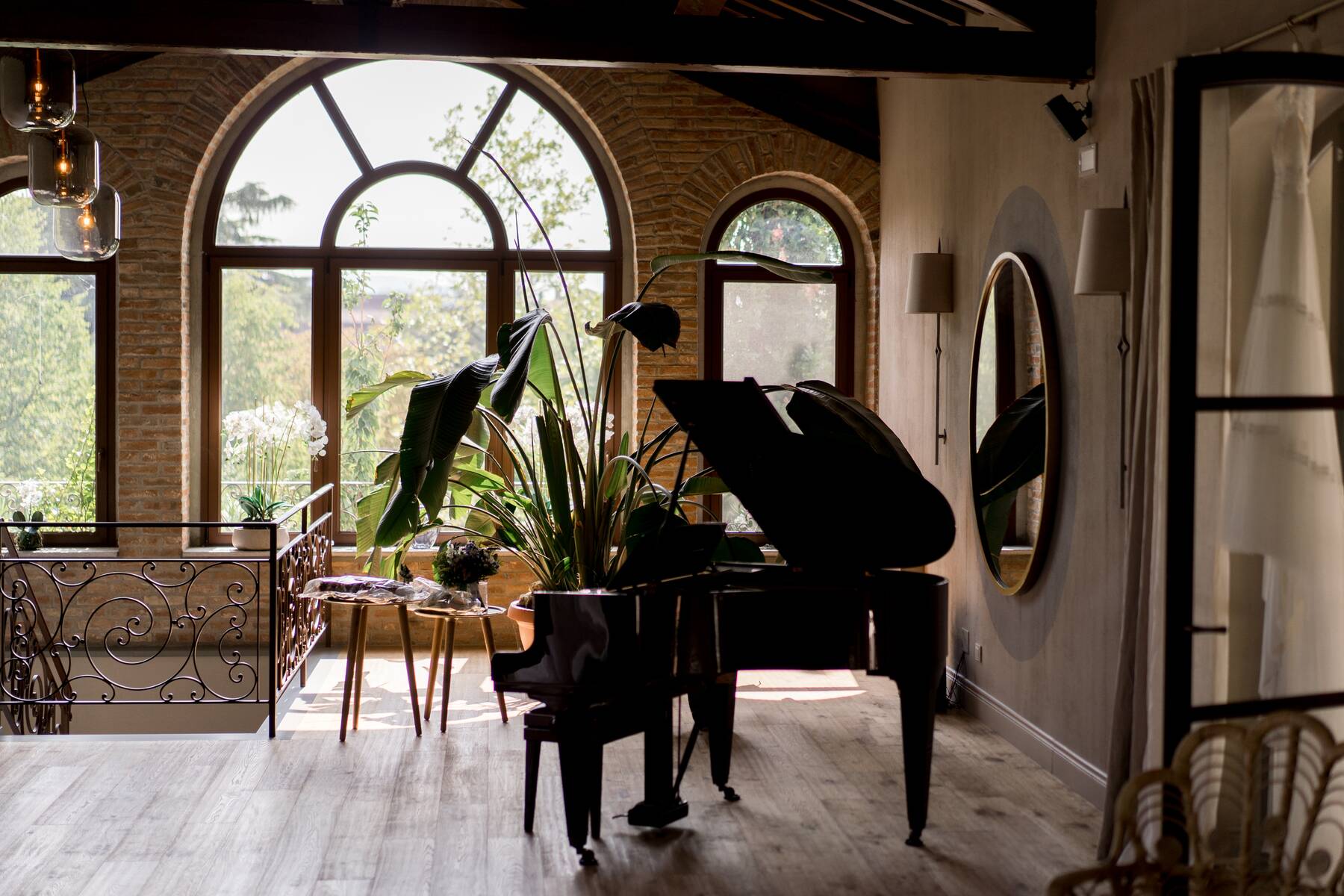 Pianoforte a coda davanti al grande finestrone ad arco