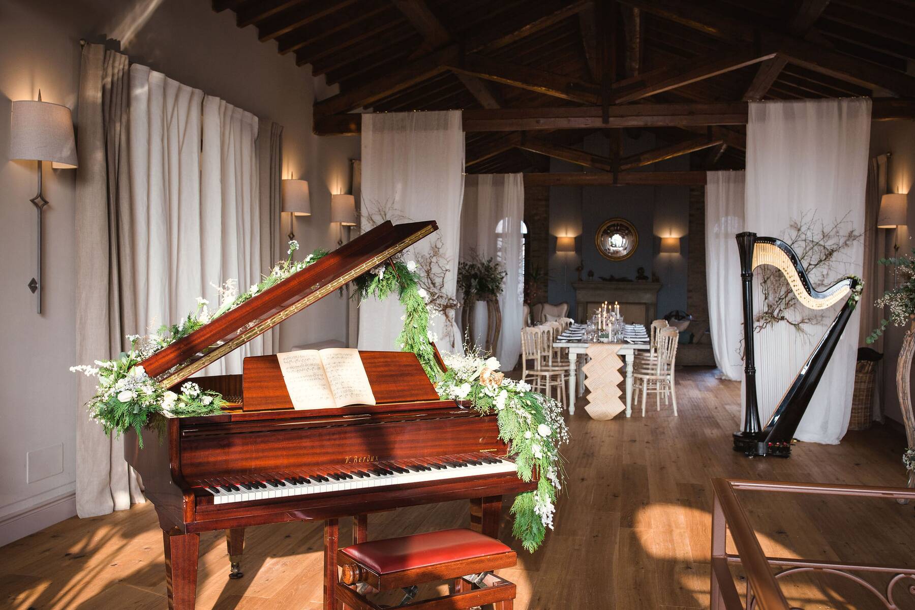 Pianoforte a coda e arpa allestiti per un concerto nel Salone del Camino