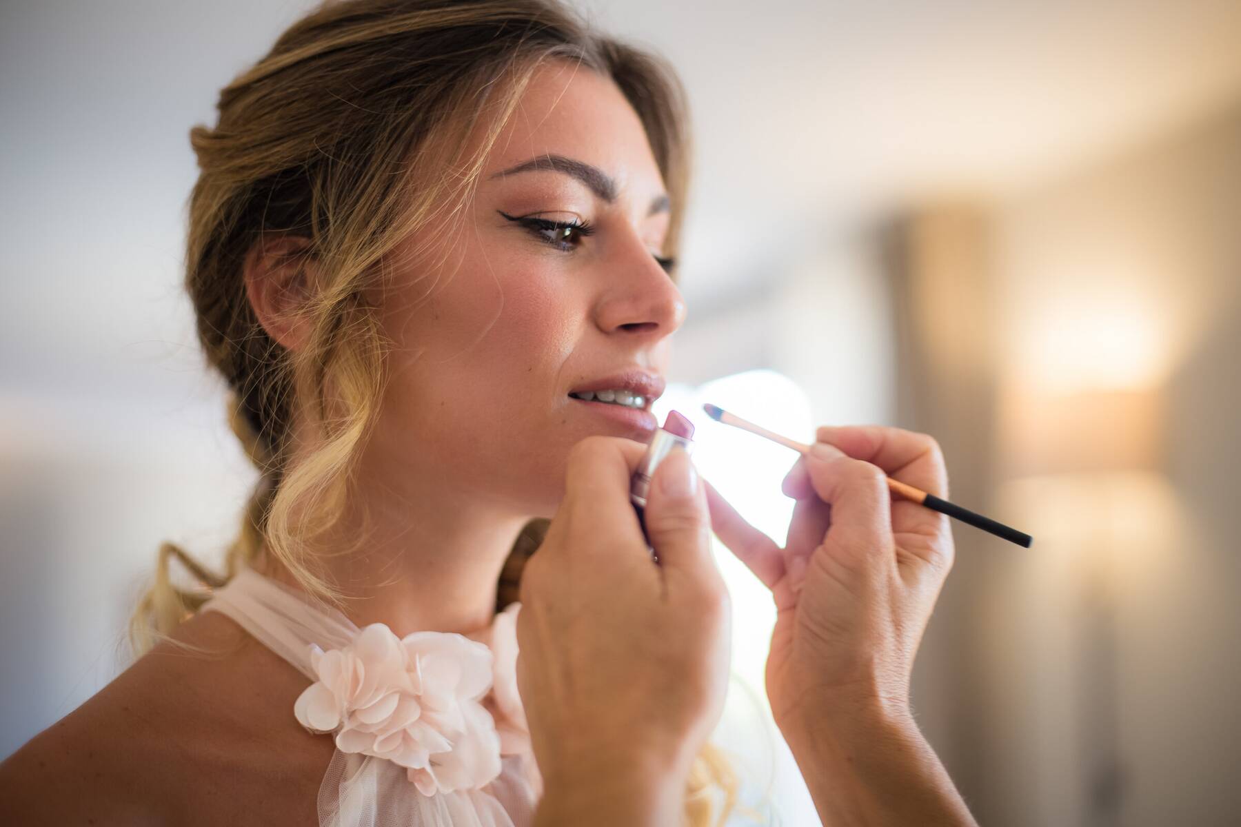 Dettaglio del trucco applicato alla modella durante uno shooting