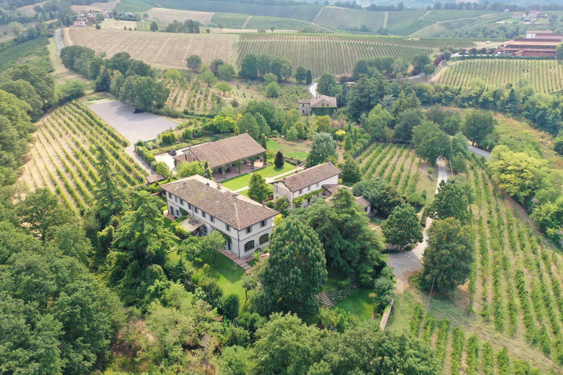 Veduta aerea di Romito San Biagio tra vigneti e bosco