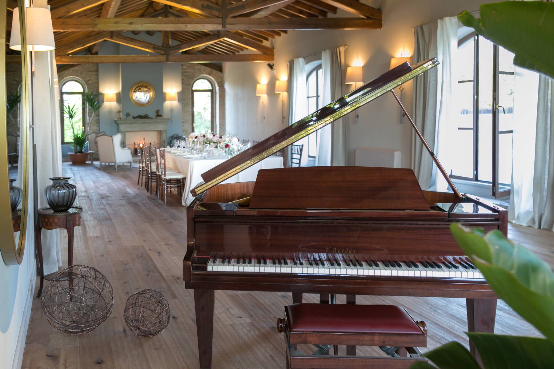 Salone del Camino con pianoforte a mezza coda