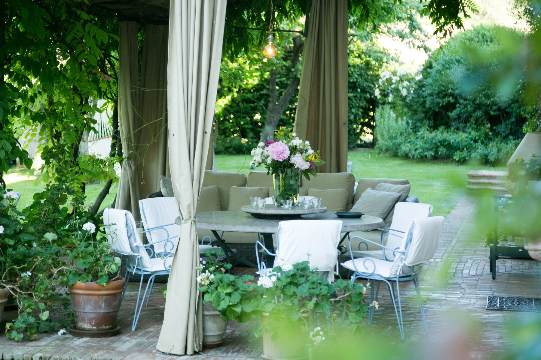 La Veranda allestita con fiori