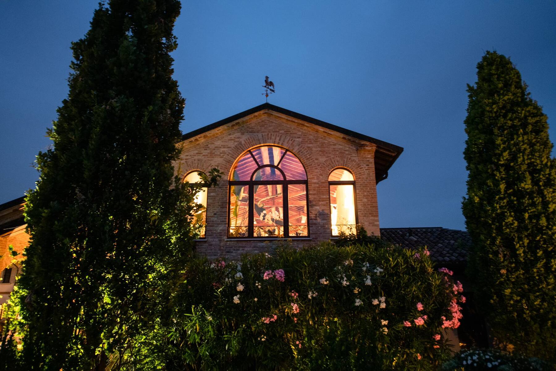 Facciata di Romito illuminata di sera