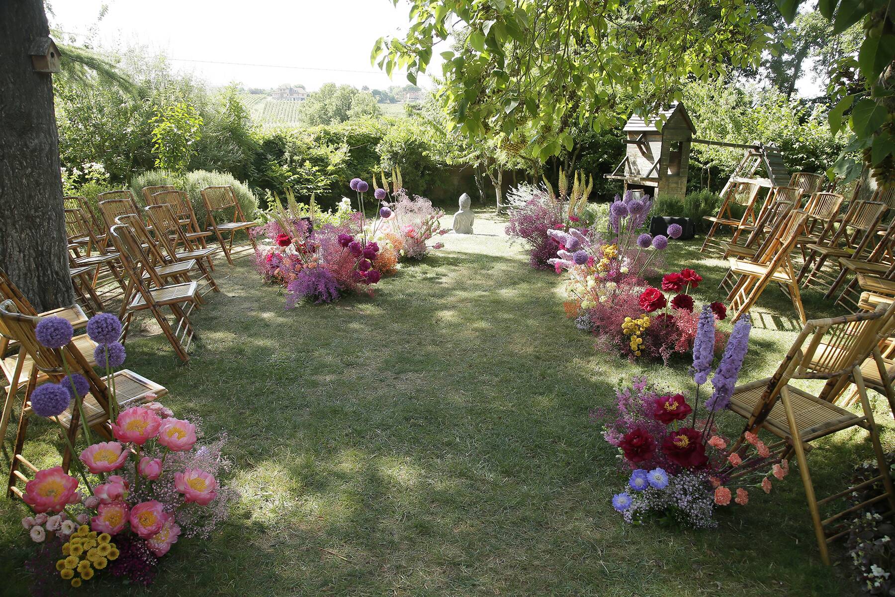 Cerimonia con sedute e allestimento floreale in giardino