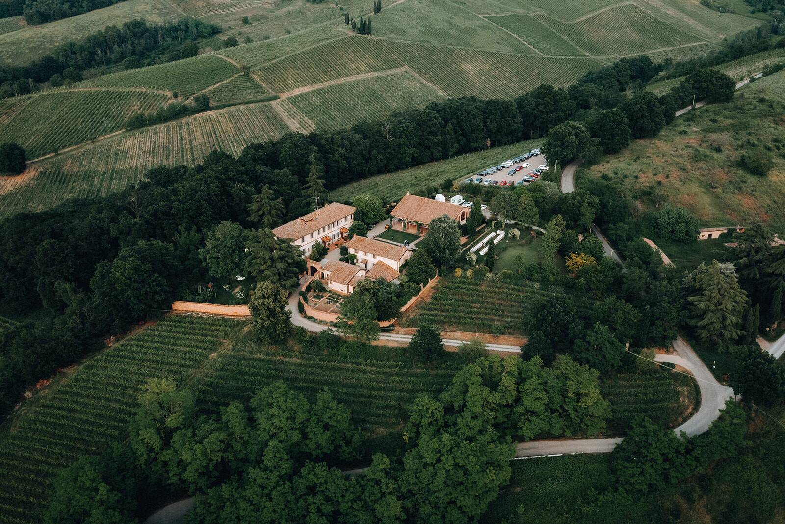 Veduta aerea della tenuta durante un matrimonio
