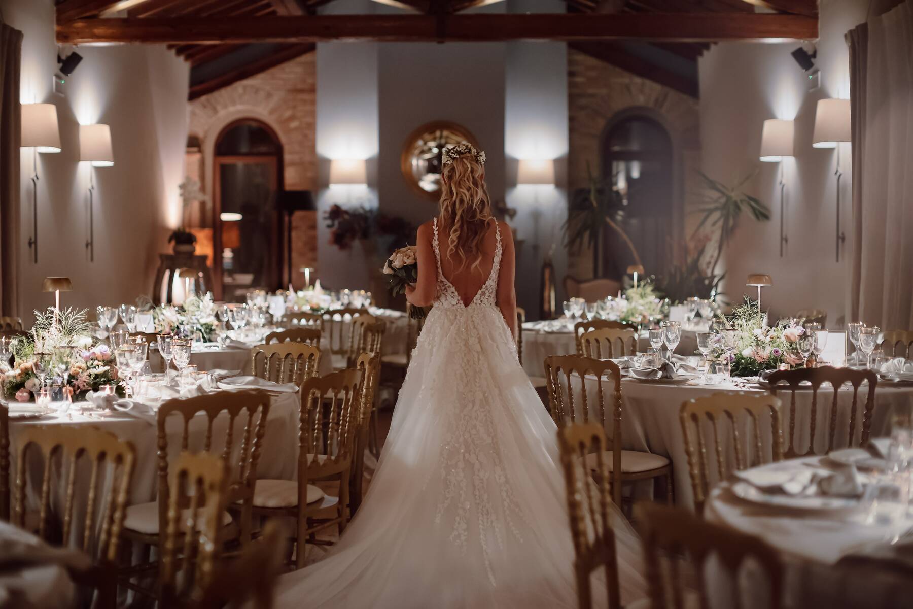 La sposa attraversa il Salone del Camino allestito per la cena