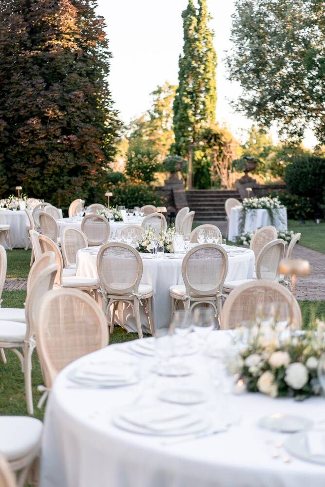 Tavoli in giardino al tramonto vicino alla scalinata in mattoni