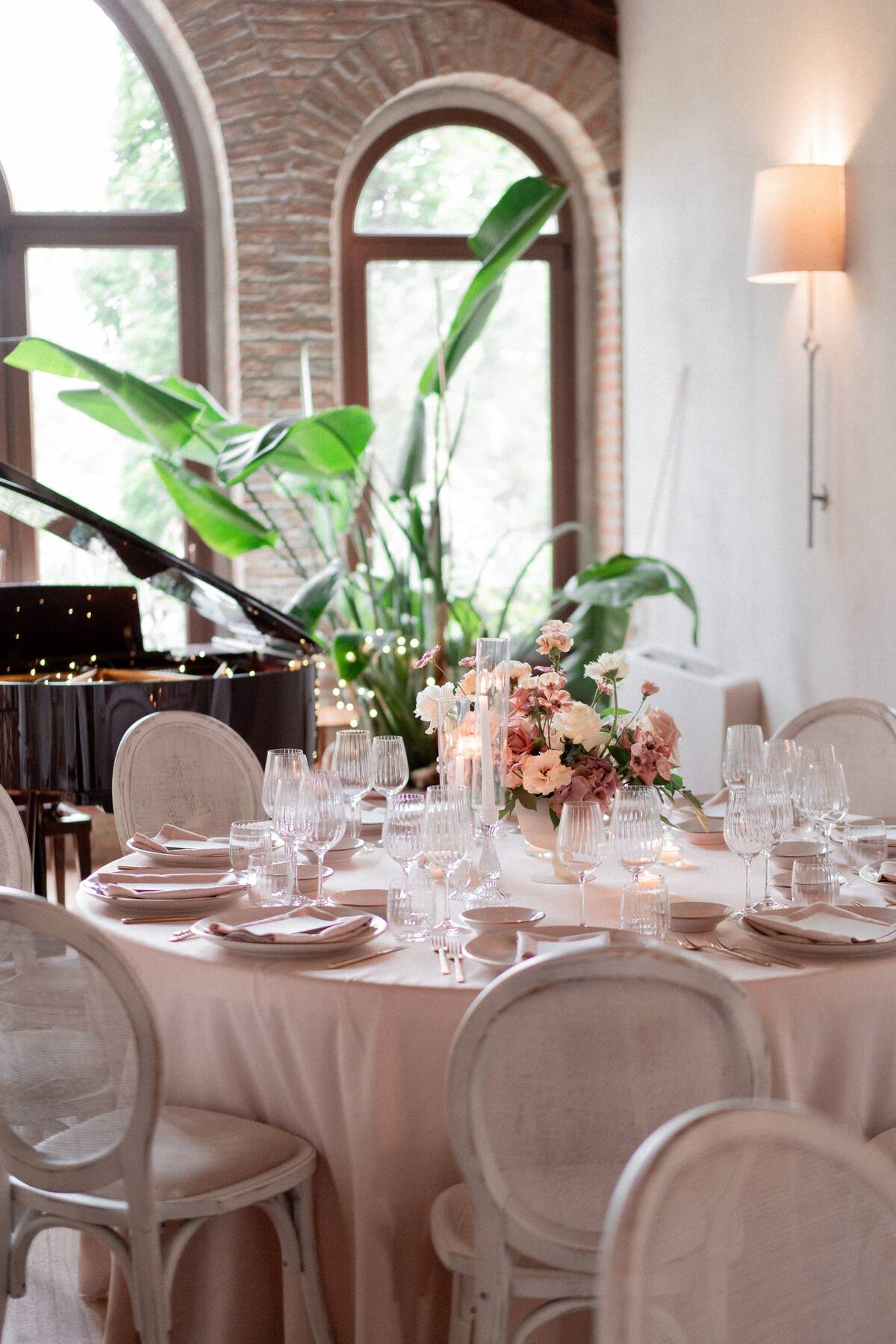 Pianoforte a coda con allestimento floreale nella sala interna
