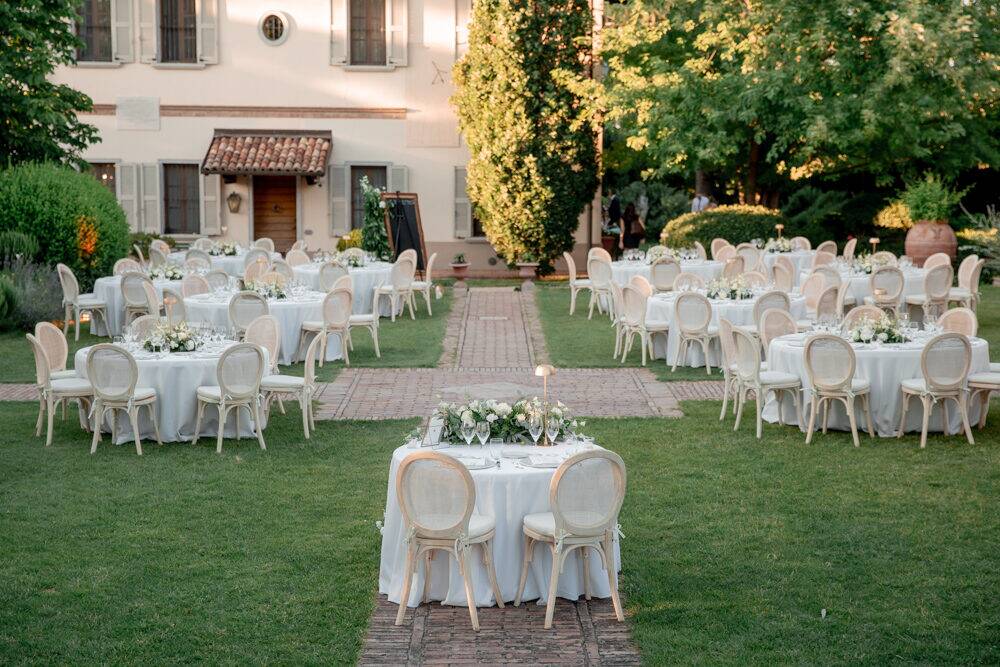 Tavoli imbanditi in giardino davanti alla facciata di Romito
