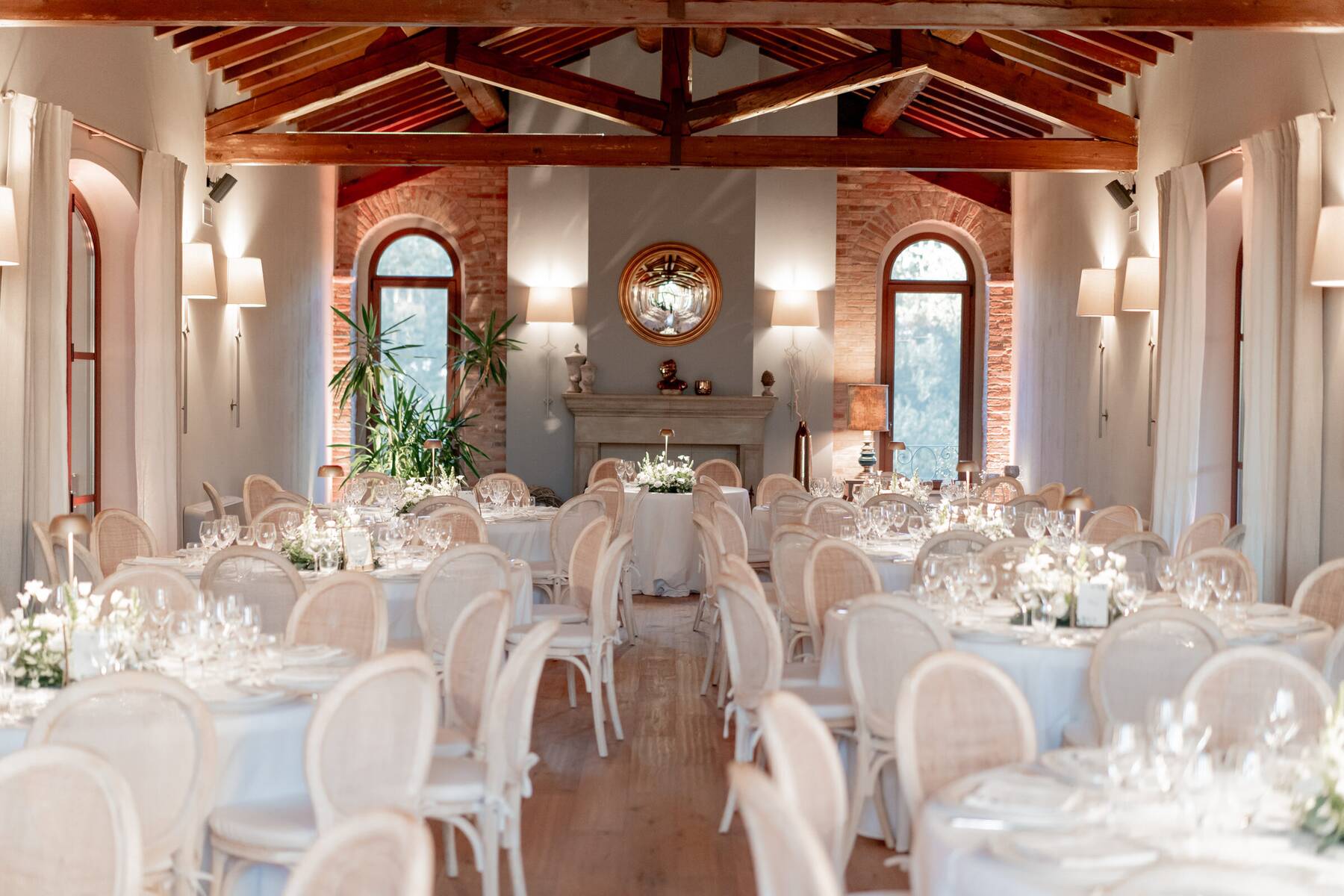 Il Salone del Camino allestito per la cena con fiori bianchi