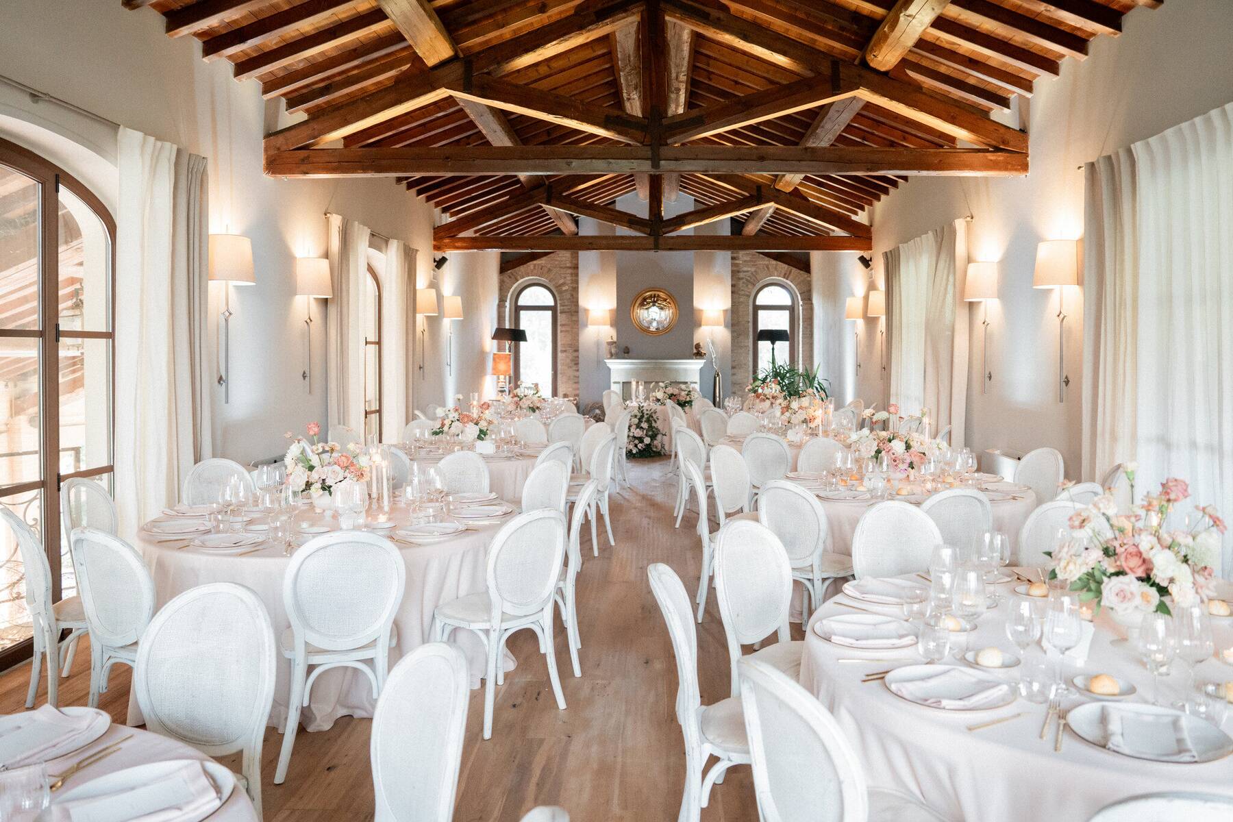 Il Salone del Camino allestito con fiori rosa e pesca