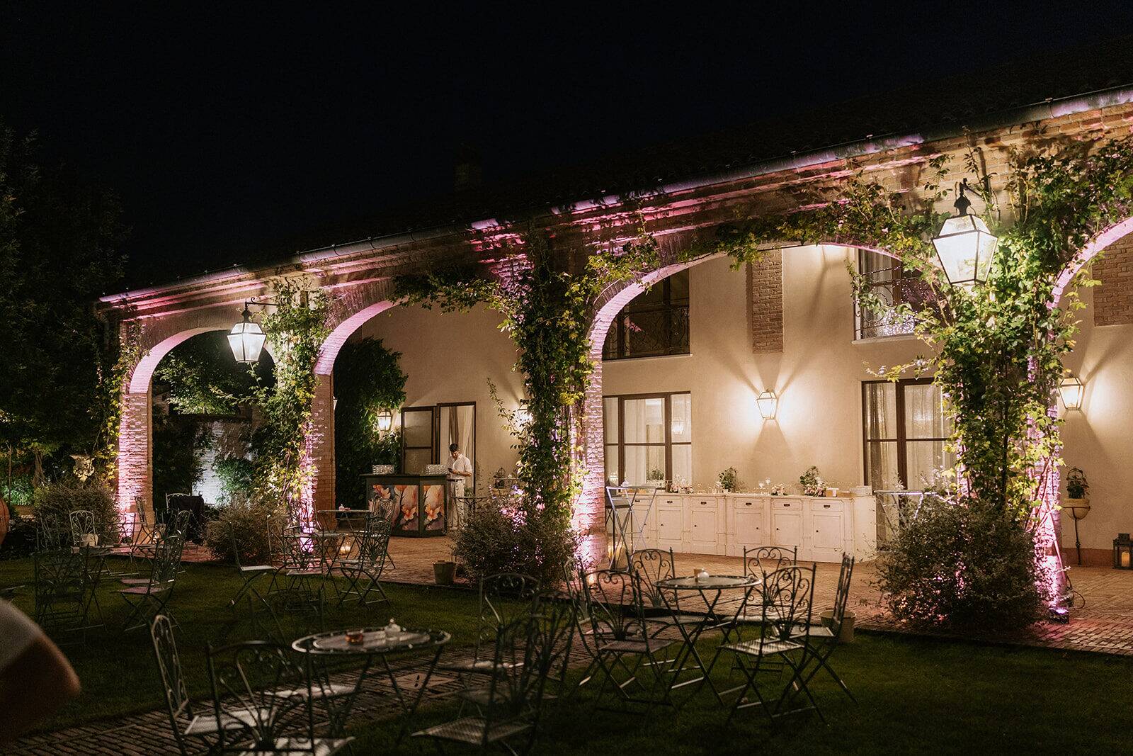 Il portico illuminato di viola e rosa durante la festa