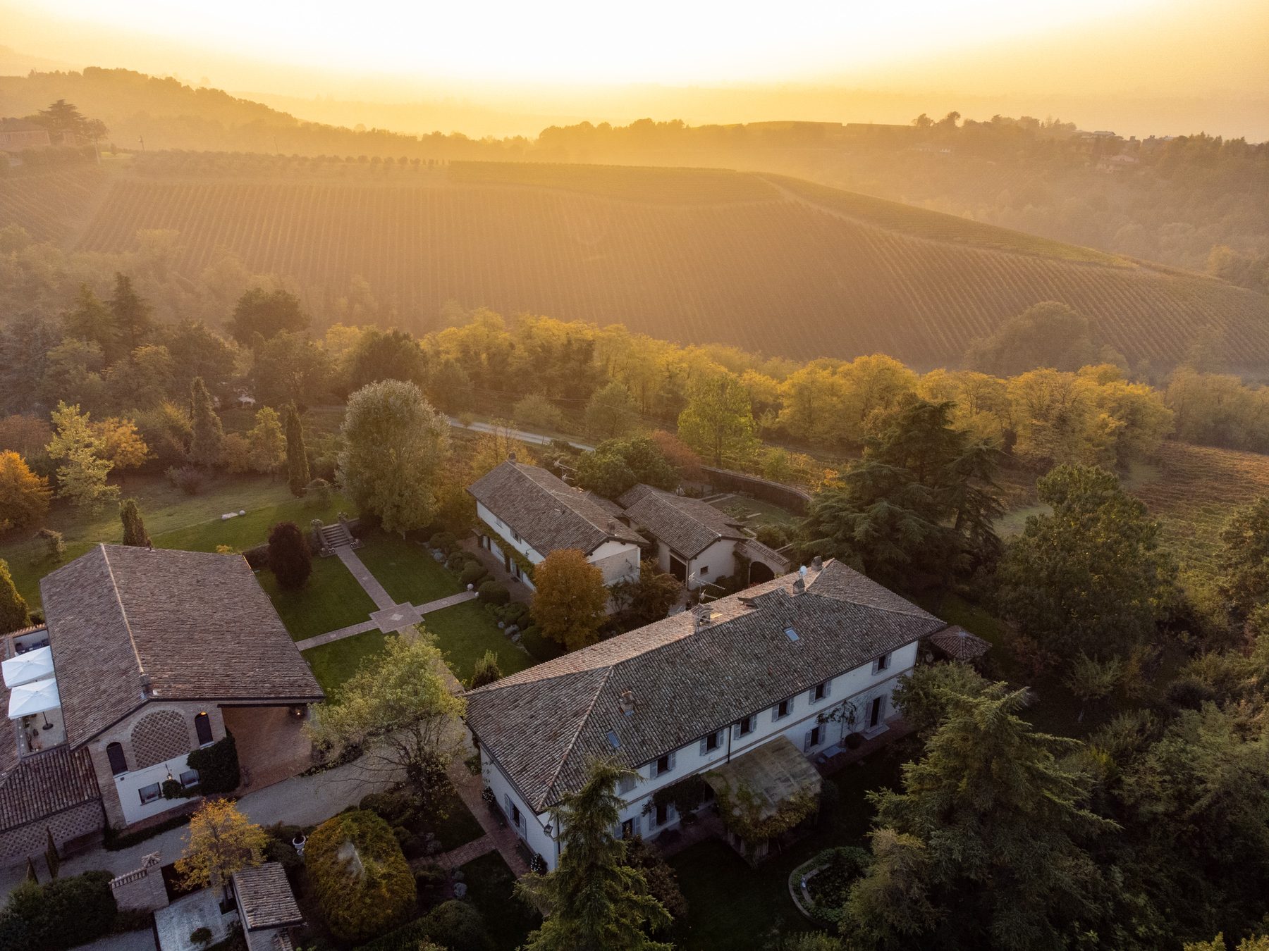 Veduta aerea di Romito San Biagio tra vigneti e bosco