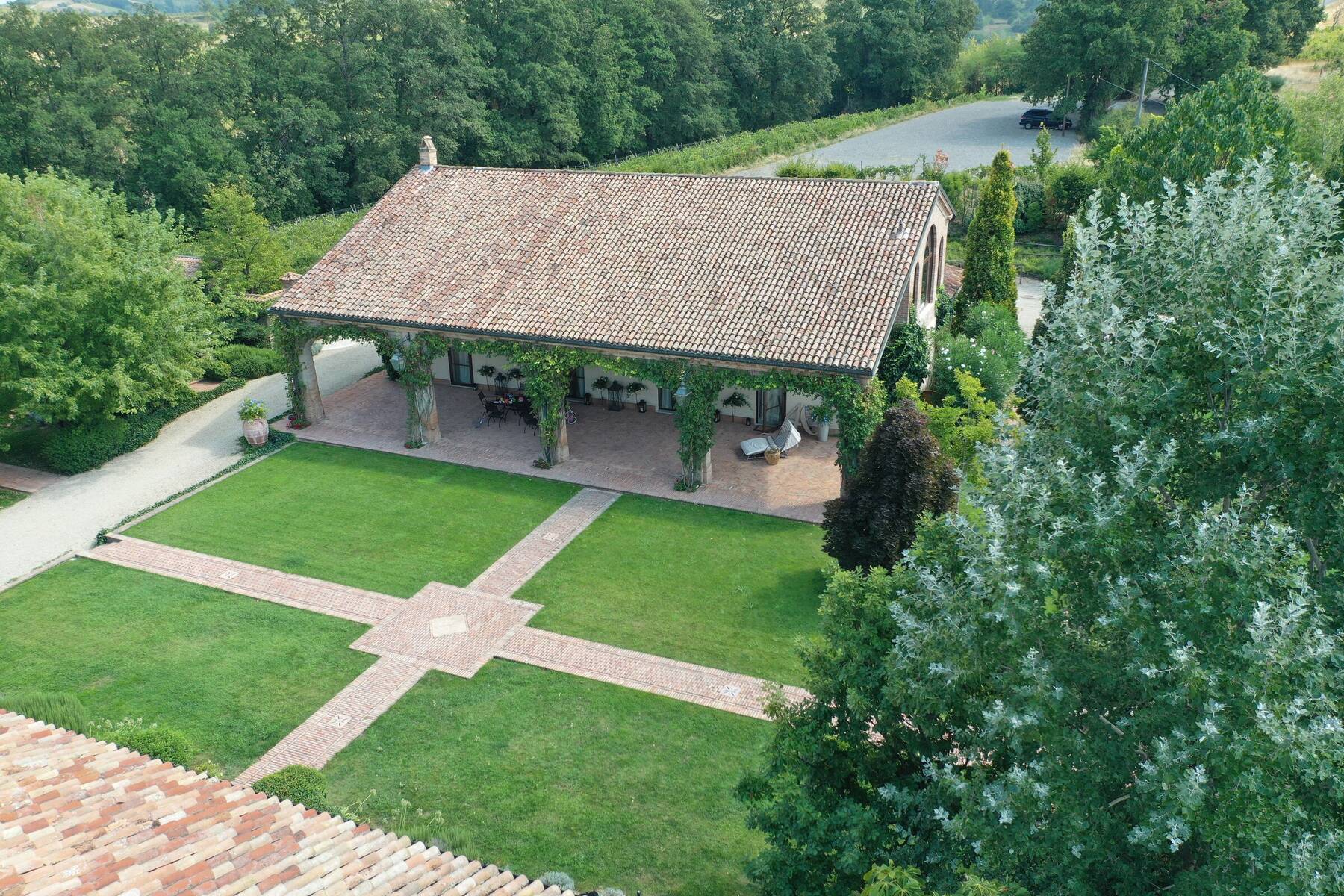 Vista aerea della Piazzetta delle Rose con il vialetto in mattoni a croce sul prato