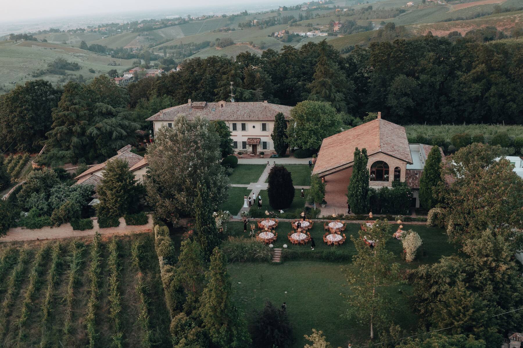Vista aerea del Romito San Biagio tra le vigne dell'Oltrepo Pavese