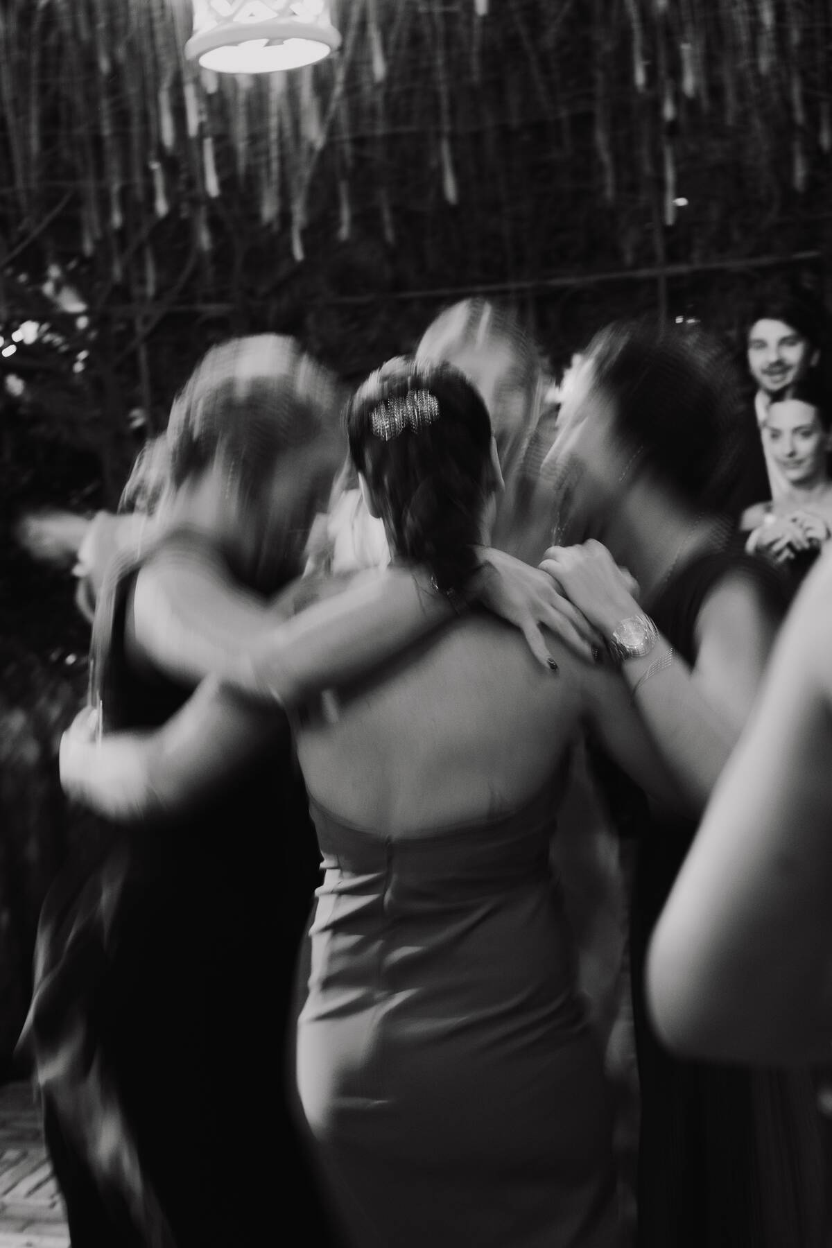 Gli invitati ballano abbracciati, scatto mosso in bianco e nero