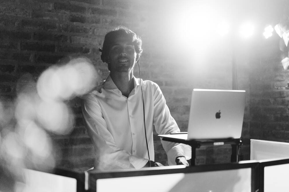 Il DJ alla console durante la festa, in bianco e nero